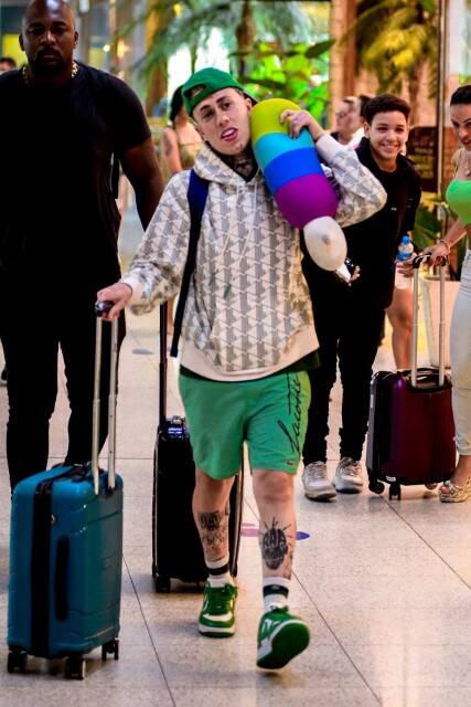 Simpático, MC Daniel tira foto com fã mirim em aeroporto do RJ (Foto: Webert Belecio / AgNews)