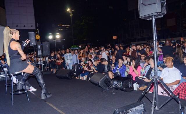 Pabllo Vittar canta nova música com Anitta em pocket show em SP (Foto: Eduardo Araujo / AgNews)