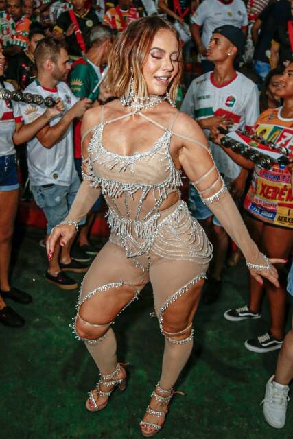 De visual novo, Paolla Oliveira cai no samba: 'ela tá diferente' (Foto: Paulo Tauil / AgNews)