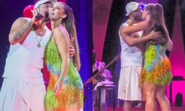 Diogo Nogueira e Paolla Oliveira se beijam no palco durante show