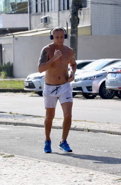 Paulo Nunes curte dia de sol para correr pela orla da Barra da Tijuca
