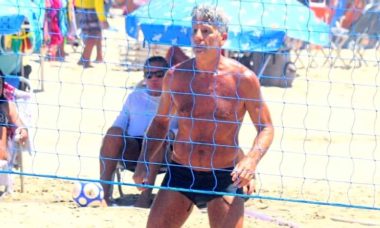 Renato Gaúcho é flagrado curtindo futevôlei na praia de Ipanema