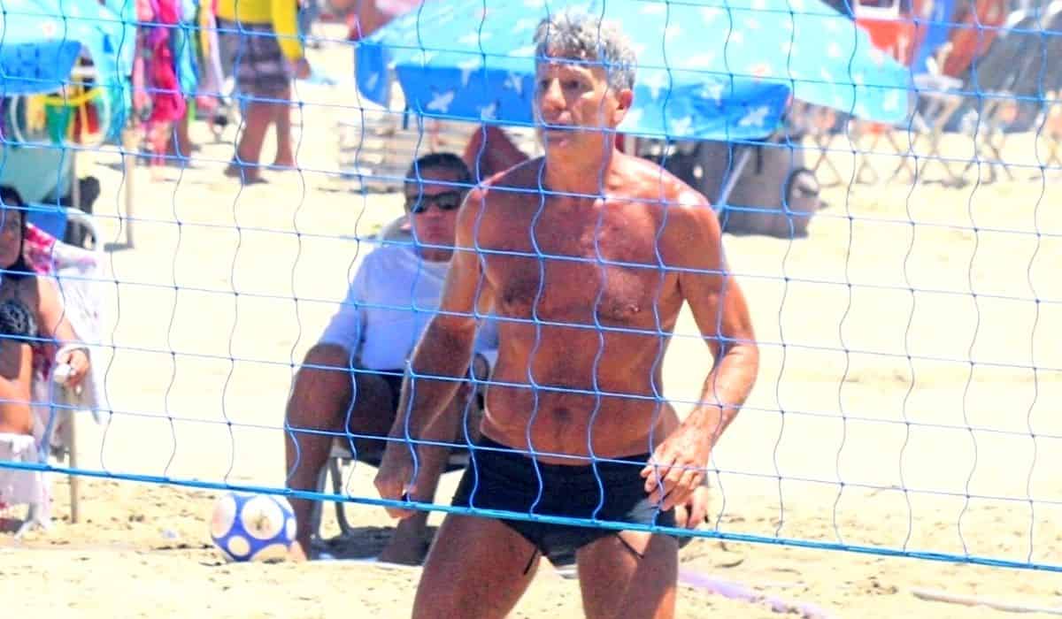 Renato Gaúcho é flagrado curtindo futevôlei na praia de Ipanema