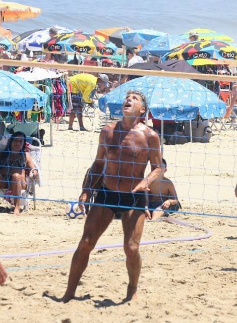 Renato Gaúcho é flagrado curtindo futevôlei na praia de Ipanema (Foto: Daniel Delmiro / AgNews)