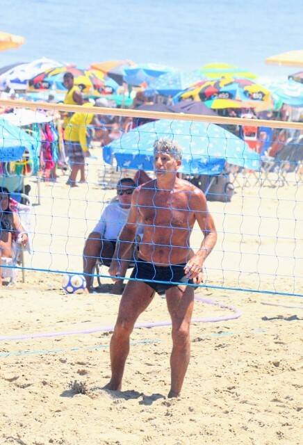 Renato Gaúcho é flagrado curtindo futevôlei na praia de Ipanema (Foto: Daniel Delmiro / AgNews)