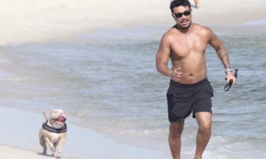 Xamã curte dia de praia com seu cachorro na Barra da Tijuca