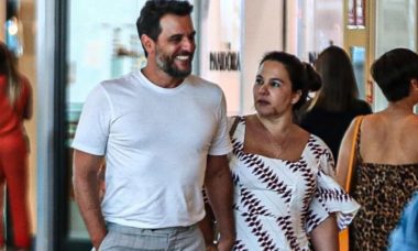 Rodrigo Lombardi faz aparição rara com a esposa em shopping do RJ