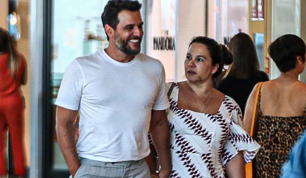 Rodrigo Lombardi faz aparição rara com a esposa em shopping do RJ