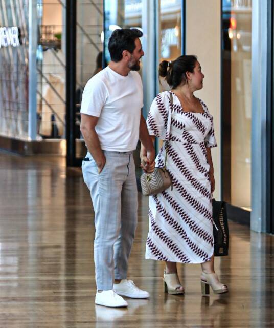 Rodrigo Lombardi faz aparição rara com a esposa em shopping do RJ (Foto: Edson Aipim / AgNews)