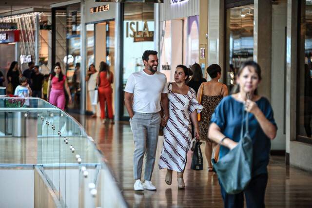 Rodrigo Lombardi faz aparição rara com a esposa em shopping do RJ (Foto: Edson Aipim / AgNews)