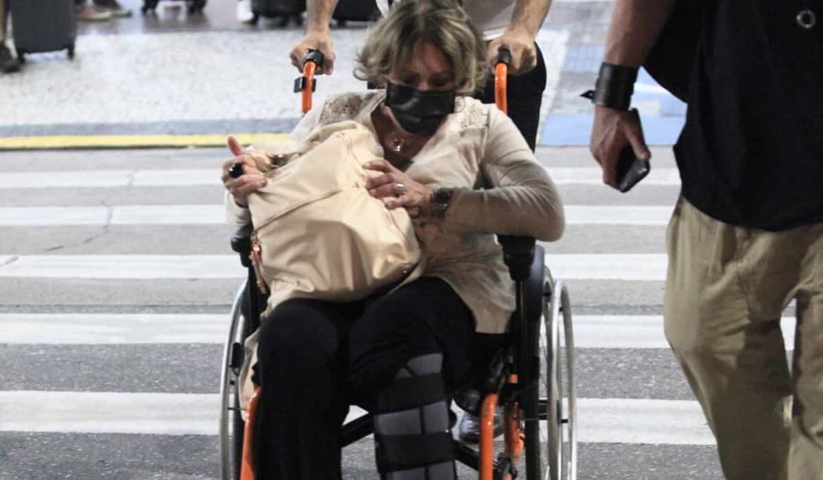Aos 80 anos, Susana Vieira desembarca no RJ de cadeira de rodas