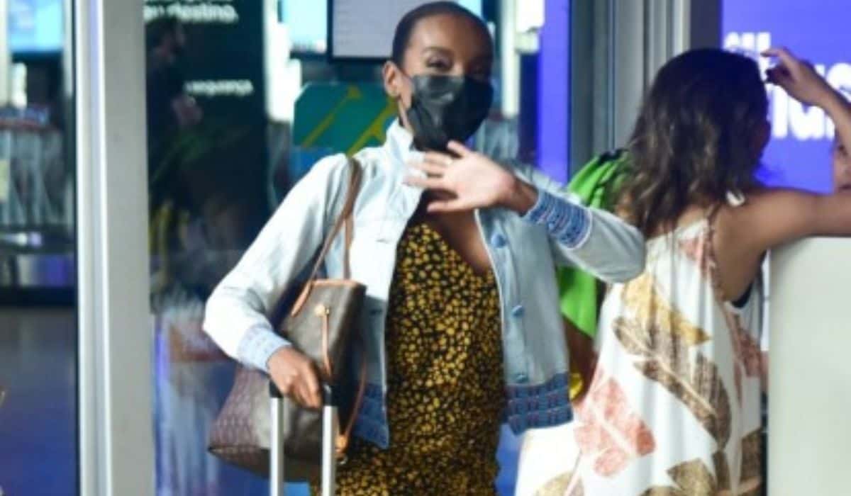 Thelminha é flagrada desembarcando no aeroporto de Congonhas