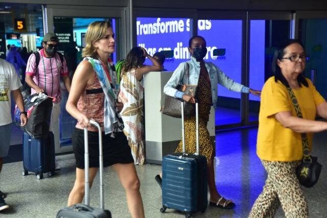 Thelminha é flagrada desembarcando no aeroporto de Congonhas (Foto: Leo Franco / AgNews)