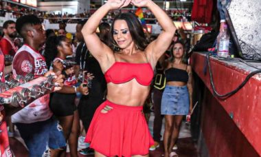 Viviane Araujo cai no samba descalça em ensaio da Salgueiro