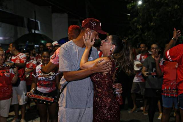Viviane Araujo exibe samba no pé em ensaio para o Carnaval (Foto: Anderson Borde / AgNews)