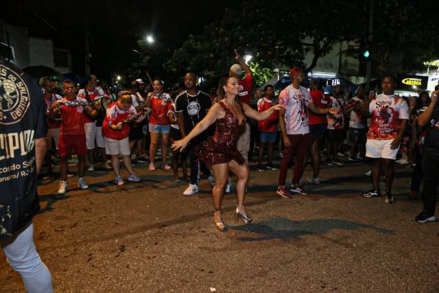 Viviane Araujo exibe samba no pé em ensaio para o Carnaval (Foto: Anderson Borde / AgNews)