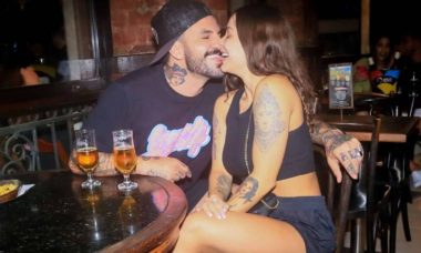 Ex-BBB Wagner Santiago posa aos beijos com namorada em bar do RJ