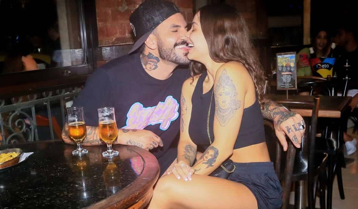 Ex-BBB Wagner Santiago posa aos beijos com namorada em bar do RJ