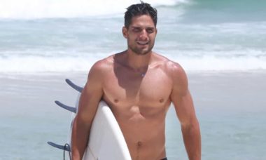 Ex-BBB André Martinelli curte dia de surfe em praia do RJ