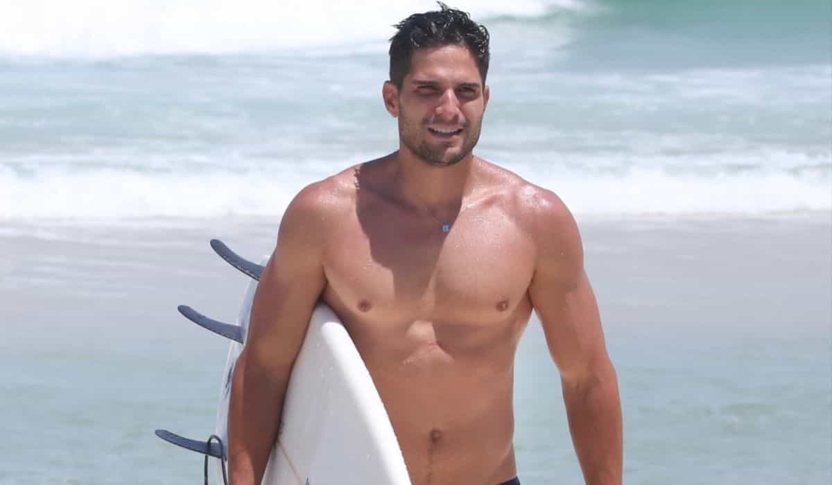 Ex-BBB André Martinelli curte dia de surfe em praia do RJ