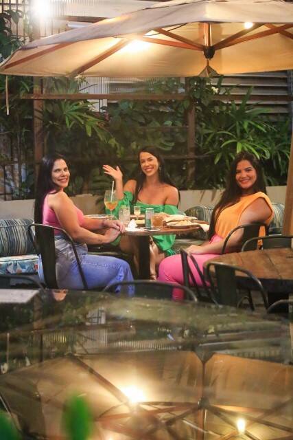 Ex-BBB Larissa Tomásia janta com mãe e irmã em shopping do RJ (Foto: AgNews)