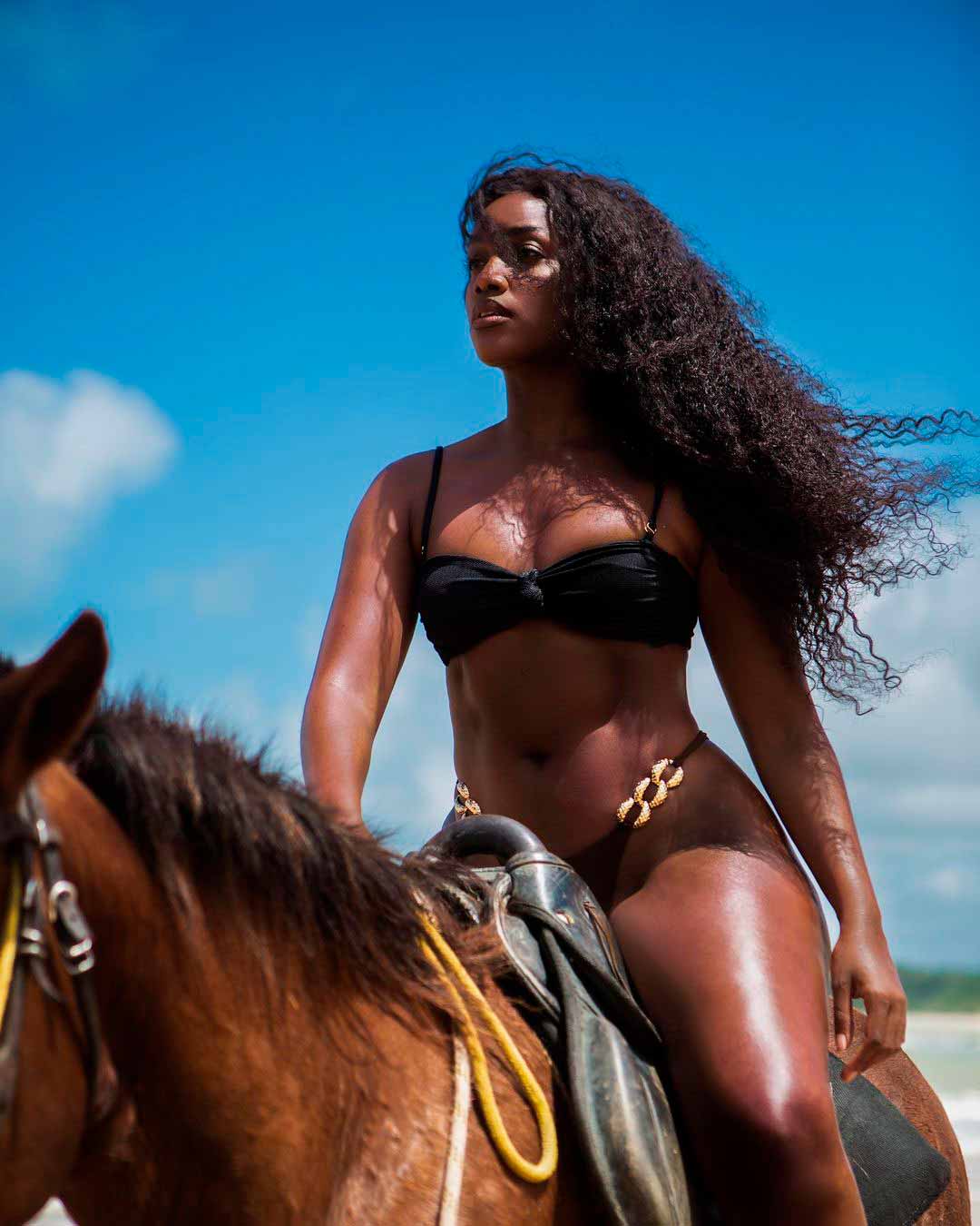 IZA sensualiza em passeio a cavalo na praia. Foto e vídeos: Reprodução instagram 