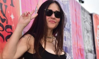 Alessandra Negrini curte shows ao marcar presença no Lollapalooza