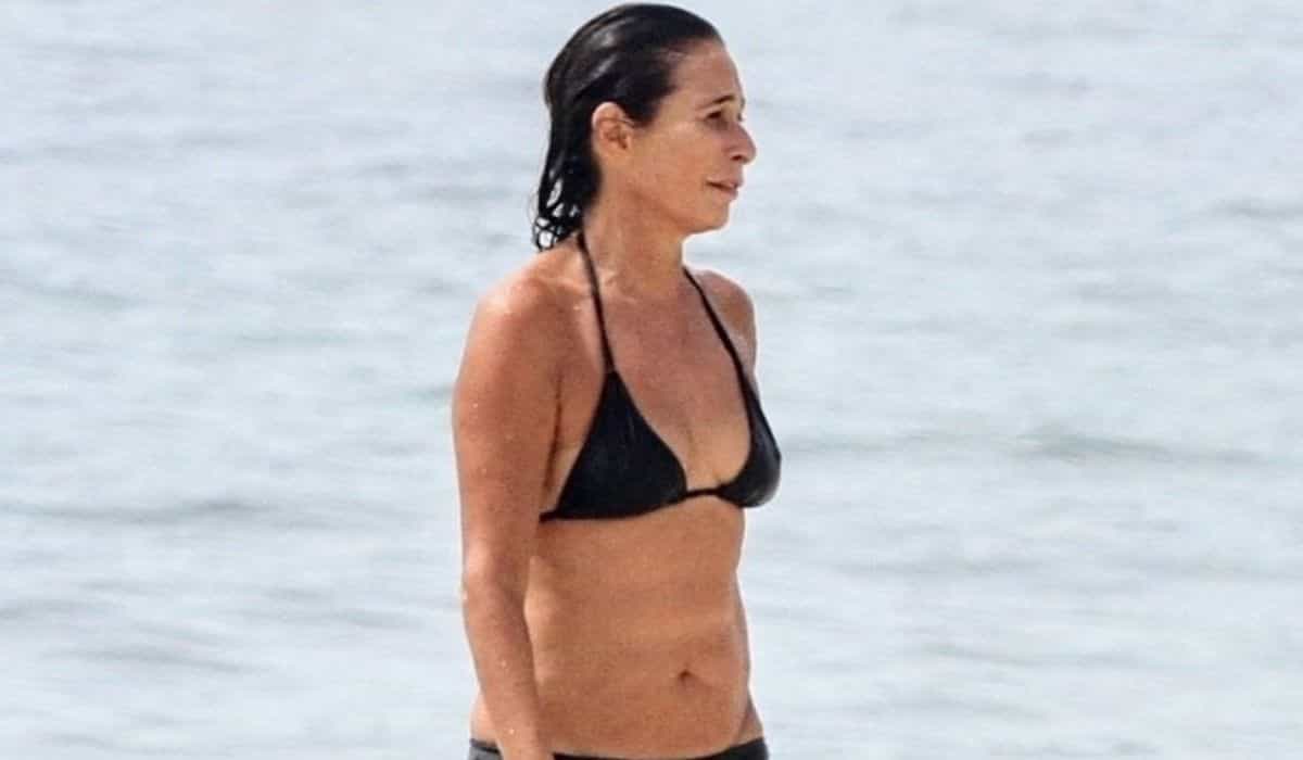 Andrea Beltrão é flagrada fazendo natação em praia do RJ