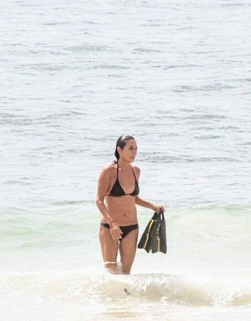 Andrea Beltrão é flagrada fazendo natação em praia do RJ (Foto: Daniel Delmiro / AgNews)