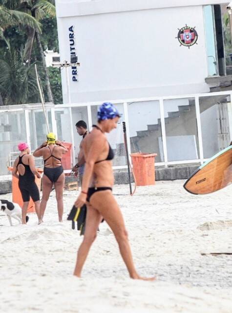 Andrea Beltrão é flagrada fazendo natação em praia do RJ (Foto: Daniel Delmiro / AgNews)