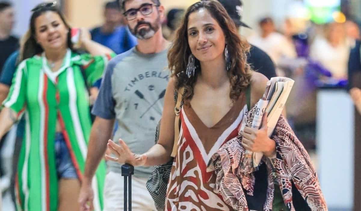 Camila Pitanga é flagrada em aeroporto do Rio de Janeiro