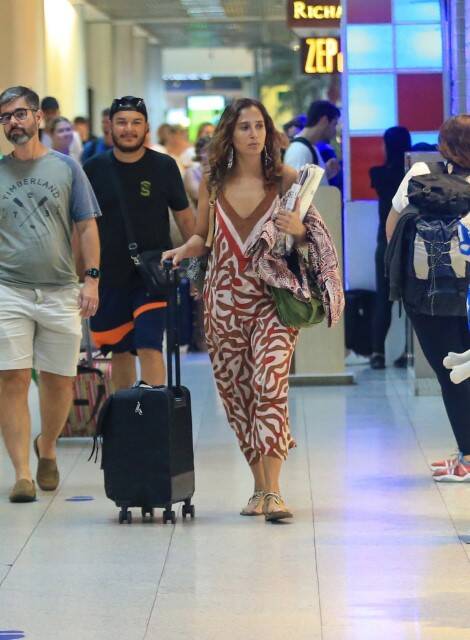 Camila Pitanga é flagrada em aeroporto do Rio de Janeiro (Foto: Vitor Eduardo / AgNews)