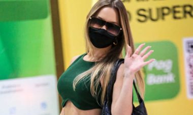 Carla Diaz é clicada em aeroporto do RJ com look todo verde