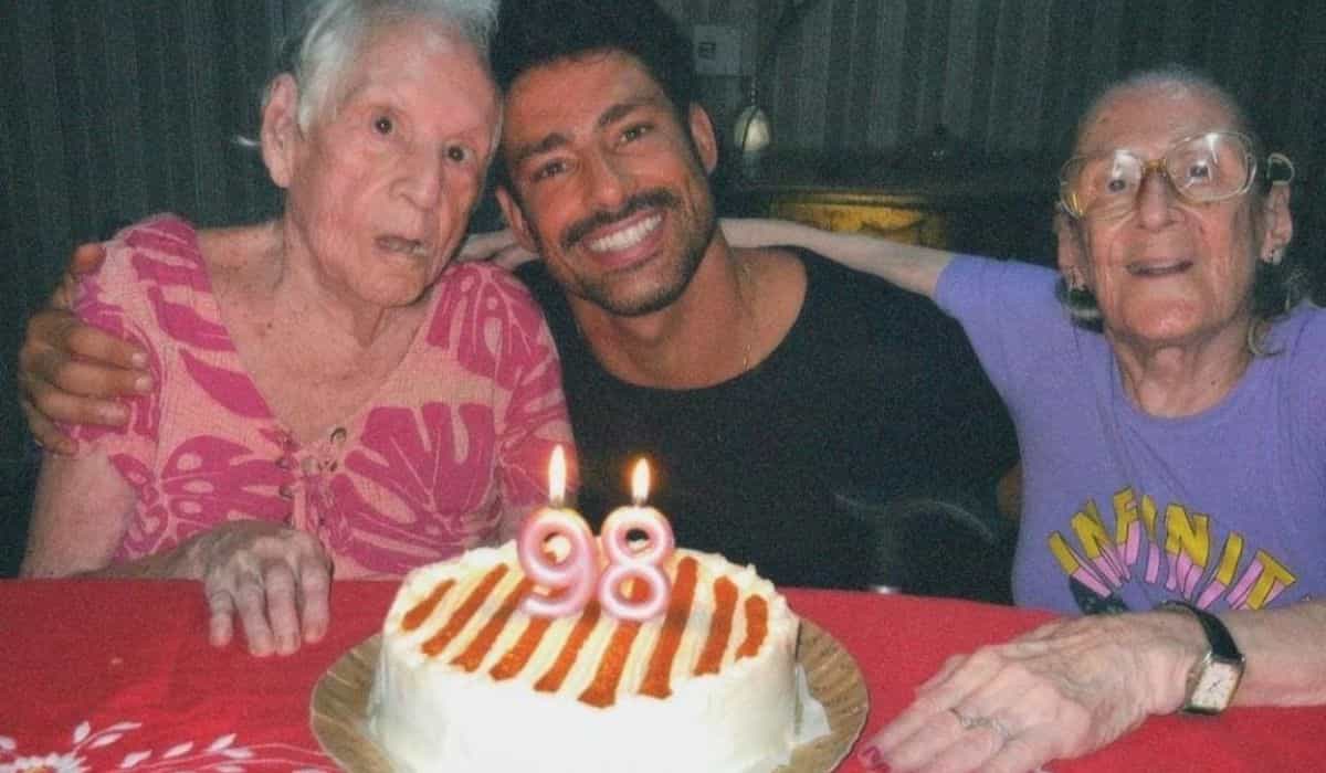 Cauã Reymond celebra o aniversário de 98 anos da avó