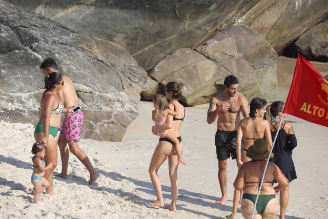 Chay Suede curte dia de praia com Laura Neiva e os filhos no RJ (Foto: Delson Silva / AgNews)
