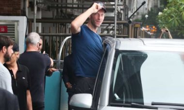 Chris Martin, do Coldplay, é ovacionado pelos fãs ao deixar hotel