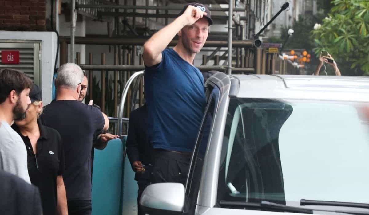 Chris Martin, do Coldplay, é ovacionado pelos fãs ao deixar hotel
