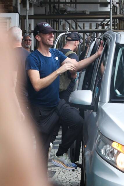 Chris Martin, do Coldplay, é ovacionado pelos fãs ao deixar hotel (Foto: Dilson Silva / AgNews)