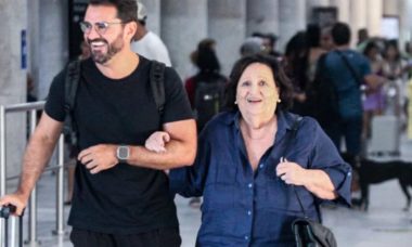 Dea Lúcia, mãe de Paulo Gustavo, é flagrada no aeroporto do RJ
