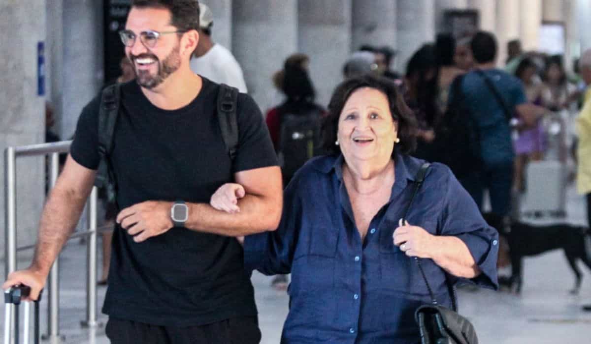 Dea Lúcia, mãe de Paulo Gustavo, é flagrada no aeroporto do RJ