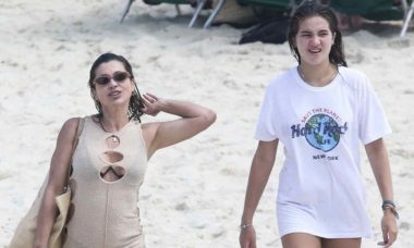 Flávia Alessandra curte dia de praia com a filha no Rio