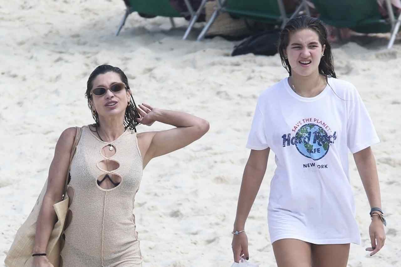 Flávia Alessandra curte dia de praia com a filha no Rio 