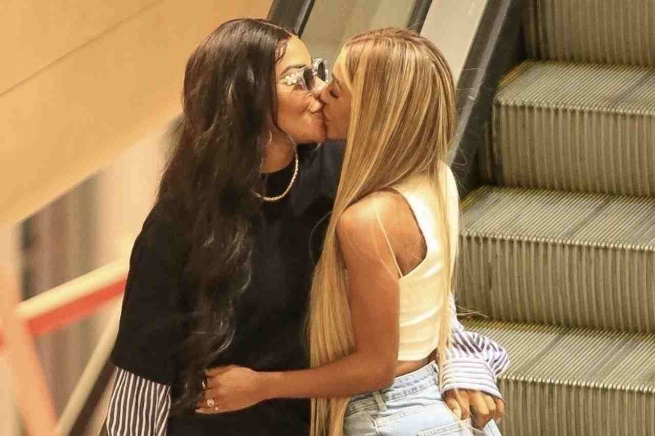 Ludmilla e Brunna Gonçalves trocam beijos em shopping do Rio
