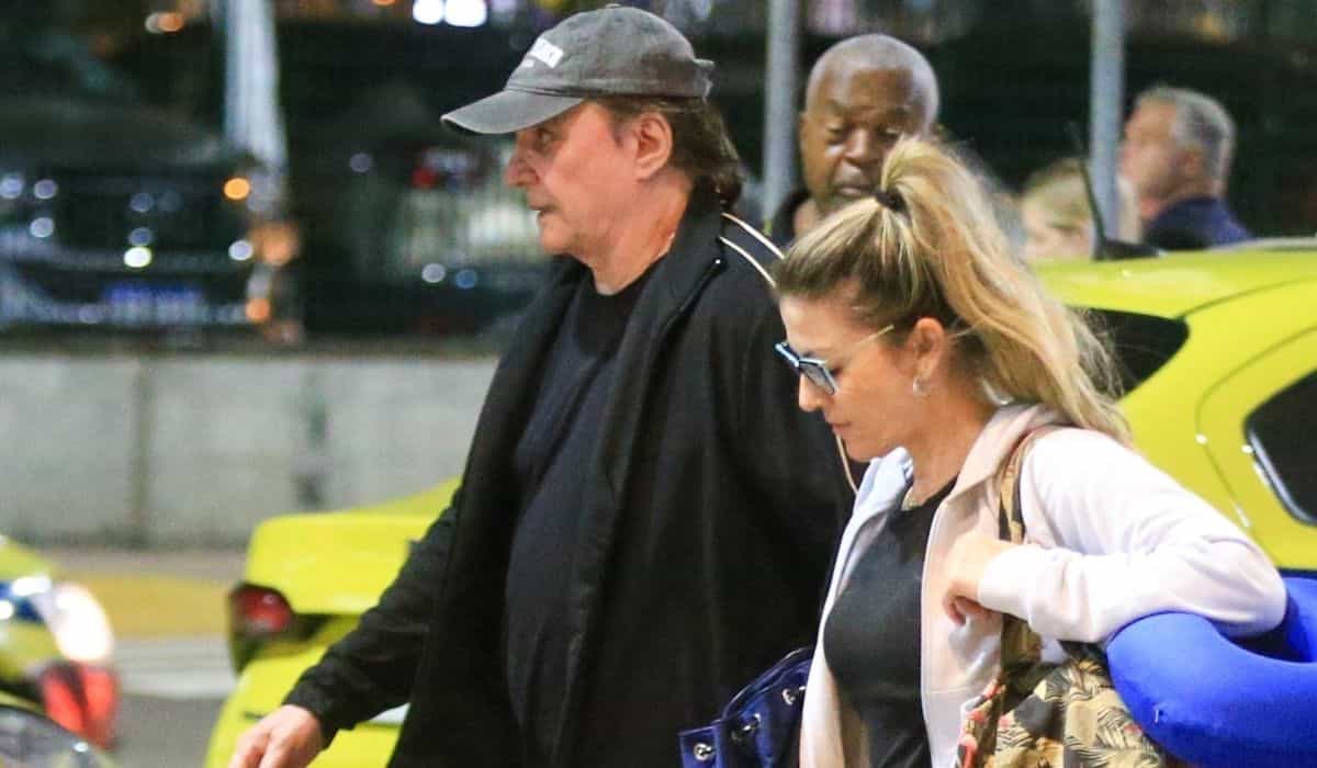 Fábio Jr é visto desembarcando no aeroporto com a namorada