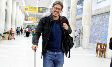 Fabio Porchat é clicado desembarcando em aeroporto do RJ