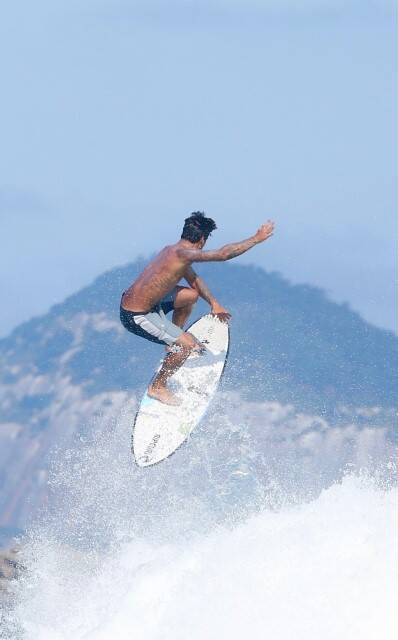 Gabriel Medina 'voa' ao surfar na praia da Barra da Tijuca (Foto: Fabricio Pioyani / AgNews)