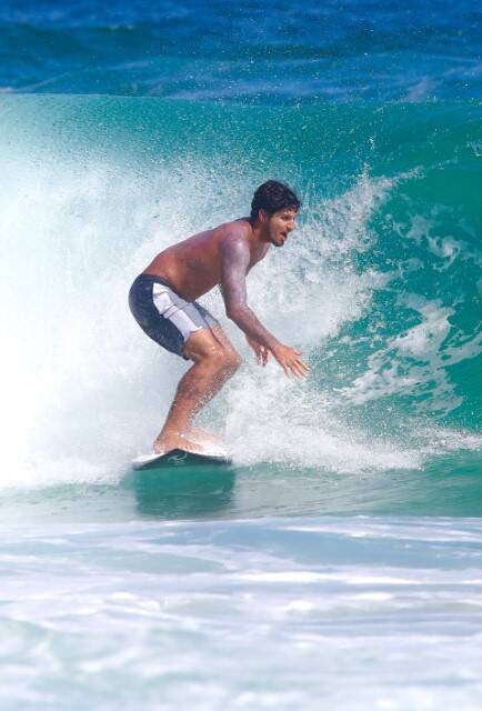 Gabriel Medina 'voa' ao surfar na praia da Barra da Tijuca (Foto: Fabricio Pioyani / AgNews)