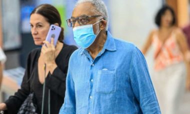 Aos 80 anos, Gilberto Gil é visto no aeroporto do Rio de Janeiro