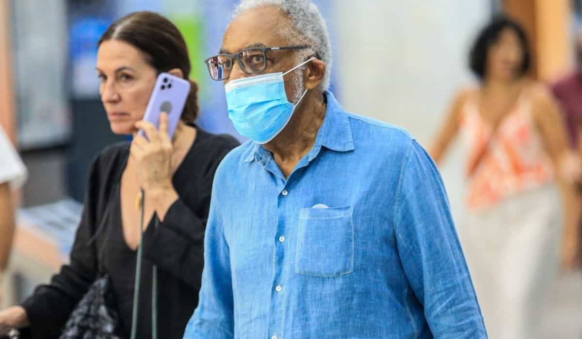 Aos 80 anos, Gilberto Gil é visto no aeroporto do Rio de Janeiro