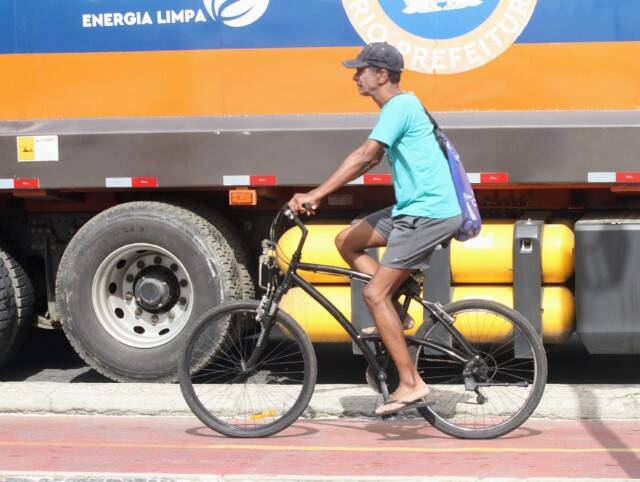 Hélio de Lã Pena passeia de bike e curte dia de praia no RJ (Foto: Daniel Delmiro / AgNews)